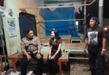 Patroli KRYD Malam Hari, Bhabinkamtibmas Polsek Ciawigebang Sambangi Warga Desa Pangkalan dan Sampaikan Imbauan Kamtibmas