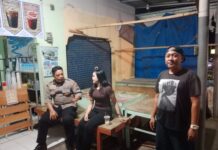 Sambangi Warga Desa Pangkalan, Bhabinkamtibmas Polsek Ciawigebang Sampaikan Imbauan Kamtibmas Saat Patroli KRYD Malam Hari