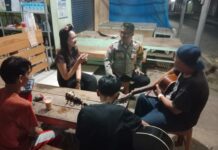 Patroli KRYD Malam Hari, Bhabinkamtibmas Polsek Ciawigebang Sambangi Remaja di Kedai Kopi Desa Pangkalan dan Sampaikan Himbauan Kamtibmas