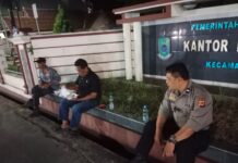 Patroli KRYD Malam Hari, Bhabinkamtibmas Polsek Ciawigebang Sambangi Kantor Desa Pangkalan