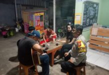 Bhabinkamtibmas Polsek Ciawigebang Patroli KRYD Malam Hari, Berikan Himbauan Kamtibmas kepada Remaja di Kedai Kopi Desa Pangkalan