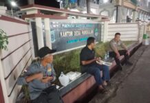 Patroli KRYD Malam Hari, Bhabinkamtibmas Polsek Ciawigebang Sambangi Kantor Desa Pangkalan dan Berikan Himbauan Kamtibmas