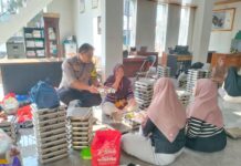 Dukung Program Makan Bergizi Gratis, Bhabinkamtibmas Desa Kapandayan Lakukan Monitoring Penyaluran MBG di Desa Kapandayan