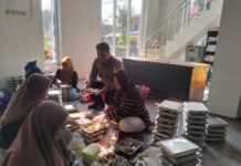 Pastikan Tepat Sasaran, Bhabinkamtibmas Desa Kapandayan Pantau Penyaluran MBG di Desa Kapandayan