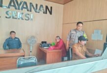 Bhabinkamtibmas Desa Kapandayan Monitoring Pelayanan Perangkat Desa Demi Tingkatkan Pelayanan kepada Masyarakat