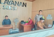 Bhabinkamtibmas Desa Kapandayan Monitoring Pelayanan Perangkat Desa untuk Tingkatkan Pelayanan Publik
