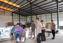 Polsek Ciawigebang Kawal Penjualan Jagung Hibrida Petani Desa Ciawigebang ke Bulog Demi Dukung Ketahanan Pangan Nasional