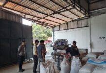 Polsek Ciawigebang Pastikan Penjualan Jagung Hibrida Petani Desa Ciawigebang ke Bulog Berjalan Aman dan Lancar