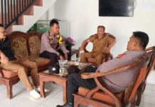 SAMBANGI WARGA SAAT PATROLI BHABIN KAMTIBMAS BERSAMA PERSONIL POLSEK SUBANG SAMPAIKAN PESAN KAMTIBMAS.