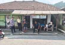 SAMBANGI WARGA SAAT PATROLI, PERSONIL POLSEK SUBANG GIATKAN HIMBAWAN KAMTIBMAS KEPADA WARGA, JAGA KAMTIBMAS AMAN.