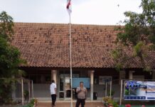 Tanamkan Disiplin Sejak Dini, PS. Panit 1 Binmas Berikan Penyuluhan kepada Siswa Baru SMPN 5 Ciawigebang saat MPLS