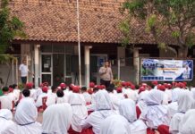 Polsek Ciawigebang Tanamkan Disiplin dan Kesadaran Hukum kepada Siswa Baru SMPN 5 Ciawigebang