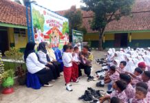Bhabinkamtibmas Polsek Ciawigebang Polres Kuningan Berikan Penyuluhan Disiplin dan Anti-Bullying kepada Siswa Baru SD Negeri Kapandayan