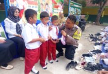 Bhabinkamtibmas Polsek Ciawigebang Polres Kuningan Tanamkan Disiplin dan Cegah Bullying kepada Siswa Baru SD Negeri Kapandayan