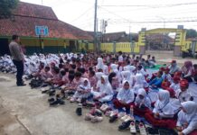 Bhabinkamtibmas Polsek Ciawigebang Bekali Siswa Baru SD Negeri Kapandayan dengan Penyuluhan Kedisiplinan