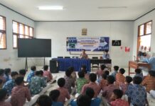 PS. Panit 1 Binmas Polsek Ciawigebang Berikan Pembinaan Kedisiplinan dan Pencegahan Kenakalan Remaja kepada Siswa Baru SMPN 2 Ciawigebang