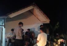 SAMBANGI WARGA SAAT PATROLI KRYD MALAM HARI, POLSEK SUBANG CEGAH GANGGUAN KAMTIBMAS.