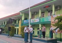 Jadi Pembina Upacara MPLS SMK Model Patriot IV Ciawigebang, Polsek Ciawigebang Sampaikan Pesan Kamtibmas kepada Siswa Baru