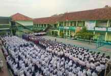 Jadi Pembina Upacara MPLS SMK Model Patriot IV Ciawigebang, Polsek Ciawigebang Ajak Siswa Baru Taat Aturan dan Berkarakter