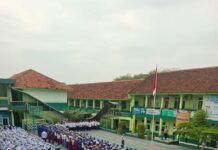 Polsek Ciawigebang Pimpin Upacara Pembukaan MPLS SMK Model Patriot IV Ciawigebang, Tanamkan Disiplin dan Karakter Siswa