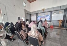 Sinergi Polri dan Pemerintah Desa, Bhabinkamtibmas Desa Kapandayan Ikuti Rapat Koordinasi Persiapan Posyandu TA 2026 di Desa Kapandayan