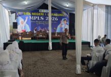 Dedikasi Tanpa Batas Kanit Binmas Kanit Reskrim Kobarkan Semangat Pelopor Keselamatan Jalan Raya bagi Siswa Baru SMKN 1 Luragung