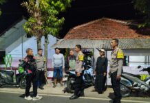 Patroli KRYD Malam Hari, Bhabinkamtibmas Polsek Ciawigebang Sambangi Warga Desa Sukaraja dan Sampaikan Imbauan Kamtibmas