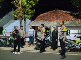 Patroli KRYD Malam, Bhabinkamtibmas Polsek Ciawigebang Sambangi Warga Sukaraja dan Sampaikan Imbauan Kamtibmas