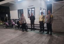 Patroli KRYD Malam Hari, Bhabinkamtibmas Polsek Ciawigebang Sambangi Satpam Gudang Wings di Desa Sidaraja, Perkuat Sinergi Jaga Kamtibmas