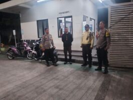 Patroli KRYD Malam, Bhabinkamtibmas Polsek Ciawigebang Sambangi Satpam Gudang Wings di Sidaraja, Perkuat Sinergi Jaga Kamtibmas