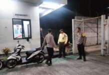 Patroli KRYD Malam Hari, Bhabinkamtibmas Polsek Ciawigebang Sambangi Satpam Gudang Wings di Desa Sidaraja, Perkuat Keamanan Lingkungan