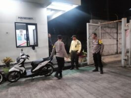 Patroli KRYD Malam, Bhabinkamtibmas Polsek Ciawigebang Sambangi Satpam Gudang Wings di Sidaraja, Perkuat Keamanan Lingkungan