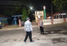 Patroli KRYD Malam Hari, Bhabinkamtibmas Polsek Ciawigebang Sambangi Warga Desa Cihaur dan Sampaikan Imbauan Kamtibmas