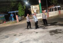 Sambangi Warga Desa Cihaur, Bhabinkamtibmas Polsek Ciawigebang Sampaikan Imbauan Kamtibmas Saat Patroli KRYD Malam Hari