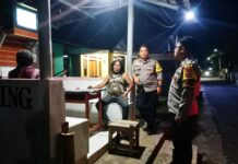 Patroli Malam Minggu, Bhabinkamtibmas Polsek Ciawigebang Sambangi Warga di Pos Ronda Desa Ciawigebang dan Sampaikan Imbauan Kamtibmas