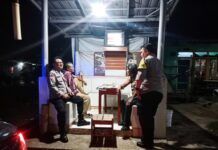 Patroli KRYD Malam Minggu, Bhabinkamtibmas Polsek Ciawigebang Sambangi Warga di Pos Ronda Desa Ciawigebang