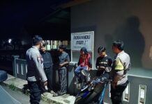 Sambangi Remaja di Desa Geresik, Bhabinkamtibmas Polsek Ciawigebang Ajak Jaga Keamanan Lingkungan Saat Patroli Malam Minggu