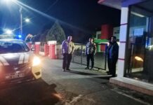 Patroli Malam Minggu, Bhabinkamtibmas Polsek Ciawigebang Sambangi Satpam Toko Aneka Sandang, Sampaikan Imbauan Kamtibmas