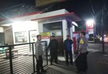 Patroli Malam Minggu, Bhabinkamtibmas Polsek Ciawigebang Ajak Satpam Toko Aneka Sandang Tingkatkan Kewaspadaan