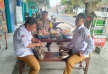 Bhabinkamtibmas Polsek Ciawigebang Bersama Perangkat Desa Kapandayan Monitoring Situasi Kamtibmas untuk Ciptakan Lingkungan Aman dan Kondusif