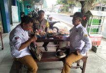 Bhabinkamtibmas Polsek Ciawigebang Monitoring Kamtibmas Bersama Perangkat Desa Kapandayan