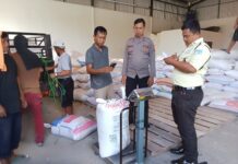 Polsek Ciawigebang Polres Kuningan Kawal dan Fasilitasi Penjualan Jagung Hibrida Petani Binaan ke Bulog Bandorasa untuk Dukung Ketahanan Pangan Nasional