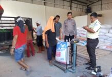 Polsek Ciawigebang Polres Kuningan Kawal Penjualan Jagung Hibrida Petani Binaan ke Bulog Bandorasa