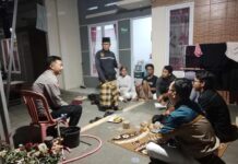 Bhabinkamtibmas Desa Sidaraja Sambangi Warga Perum Graha Cendana Kuningan, Perkuat Kamtibmas pada Malam Hari