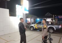 Patroli KRYD Malam Hari, Bhabinkamtibmas Polsek Ciawigebang Sambangi Bank bjb Ciawigebang dan Berikan Himbauan Kamtibmas kepada Satpam