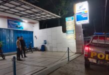 Jaga Keamanan Objek Vital, Bhabinkamtibmas Polsek Ciawigebang Patroli KRYD Malam Hari ke Bank bjb Ciawigebang dan Sampaikan Himbauan Kamtibmas kepada Satpam