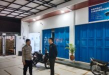 Patroli KRYD Malam Hari, Bhabinkamtibmas Polsek Ciawigebang Sambangi Bank bjb Ciawigebang dan Sampaikan Himbauan Kamtibmas kepada Satpam