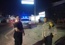 Patroli KRYD Malam Hari, Bhabinkamtibmas Polsek Ciawigebang Sambangi Warga Desa Kapandayan dan Sampaikan Imbauan Kamtibmas