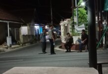 Patroli Malam Hari, Bhabinkamtibmas Polsek Ciawigebang Sambangi Perangkat Desa dan Linmas Saat Ronda Malam di Desa Pangkalan