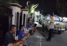 Patroli KRYD Malam Hari, Bhabinkamtibmas Polsek Ciawigebang Sambangi Warga Desa Ciawigebang dan Sampaikan Imbauan Kamtibmas